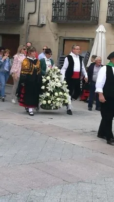 Una de las imágenes de la ofrenda floral agredeña. /Ainalb Alomar