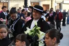 Una imagen de la ofrenda floral a la Virgen de los Milagros. /I. Grijalbo