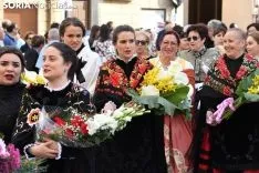 Una imagen de la ofrenda floral a la Virgen de los Milagros. /I. Grijalbo