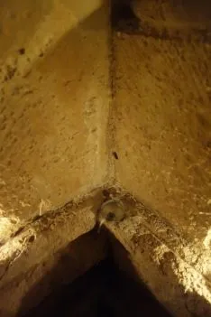Imagen de las velas encendidas en los arcos de la portada del templo. /DOS