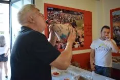Recogida de la tajada cruda en las cuadrillas de El Salvador y San Juan. /SN.