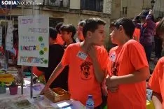 Mercadillo infantil en la plaza del Rosel.