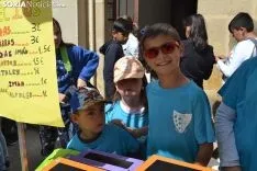 Mercadillo infantil en la plaza del Rosel.