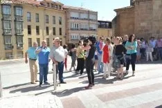 Imagen de la concentración ante el Palacio Provincial previa al pleno. /SN