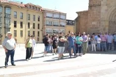Imagen de la concentración ante el Palacio Provincial previa al pleno. /SN