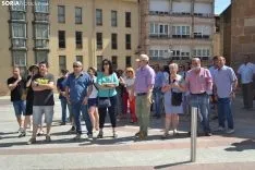 Imagen de la concentración ante el Palacio Provincial previa al pleno. /SN