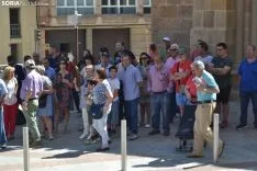 Imagen de la concentración ante el Palacio Provincial previa al pleno. /SN