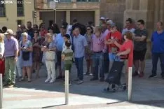 Imagen de la concentración ante el Palacio Provincial previa al pleno. /SN