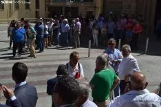 Imagen de la concentración ante el Palacio Provincial previa al pleno. /SN