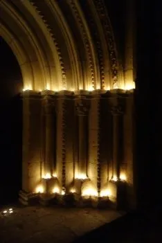 Imagen de las velas encendidas en los arcos de la portada del templo. /DOS