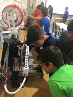 Foto 6 - 111 alumnos descubren la FP del Pico Frentes donde se aprende haciendo
