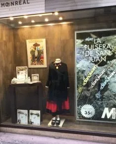 Obras expuestas en la conocida joyería de El collado. 