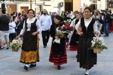 Una imagen de la ofrenda floral a la Virgen de los Milagros. /I. Grijalbo