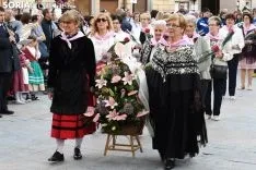 Una imagen de la ofrenda floral a la Virgen de los Milagros. /I. Grijalbo