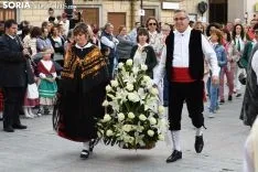 Una imagen de la ofrenda floral a la Virgen de los Milagros. /I. Grijalbo