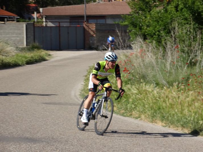 El equipo ciclista E.Leclerc Soria-Seguros Adolfo Rejas rueda en la palentina Cevico de la Torre