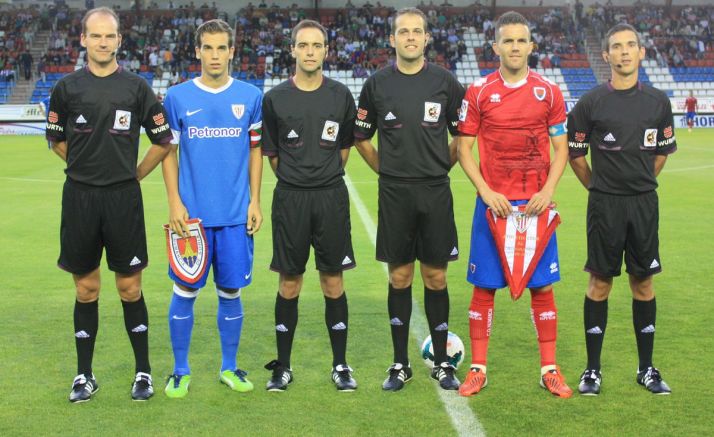 Julio Álvarez e Íñigo Pérez, dos míticos del Numancia, ejercieron de capitanes en el último Numancia-Athletic en Los Pajaritos. CD Numancia
