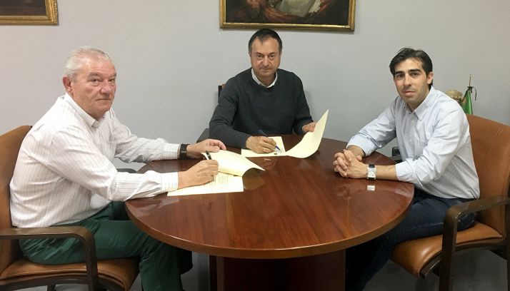 Las partes implicadas en la rúbrica del convenio. 