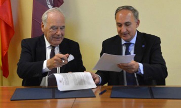 Bejumea y Largo en la rúbrica del acuerdo. 