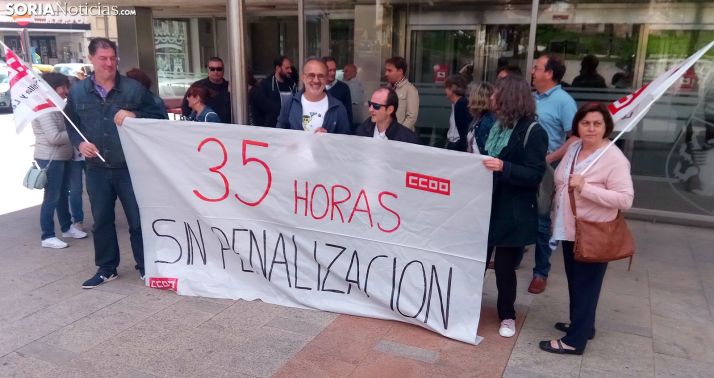 Una imagen de la concentración este lunes en la sede de la Delegación de la Junta en Soria. /SN