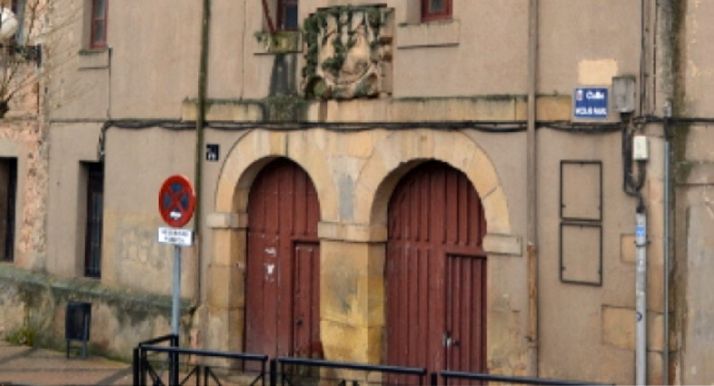 Una imagen de la entrada al edificio. 