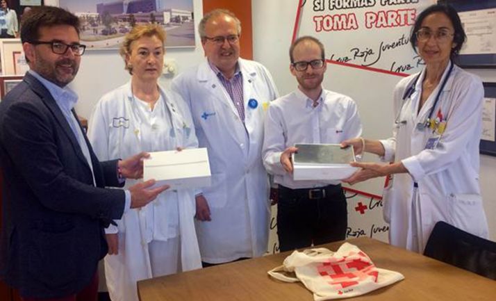 Imagen de la entrega del material para internados en Pediatría. 