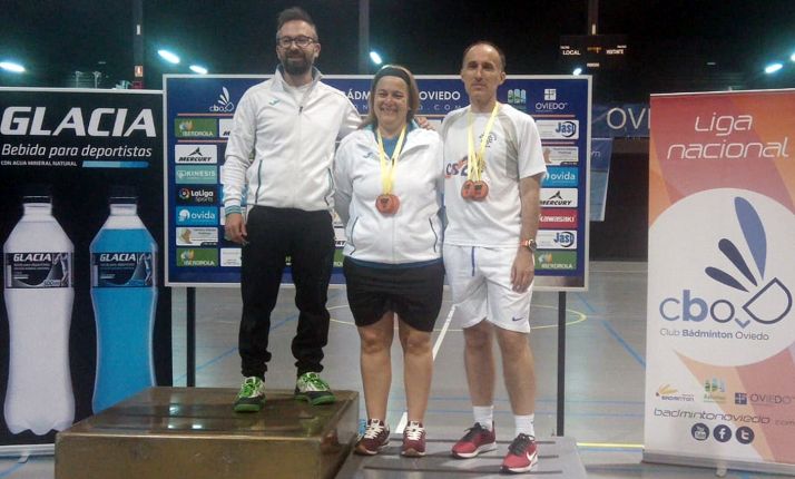 Cristina Puebla y Santiago Martínez (dcha.) en el podio con sus medallas. 
