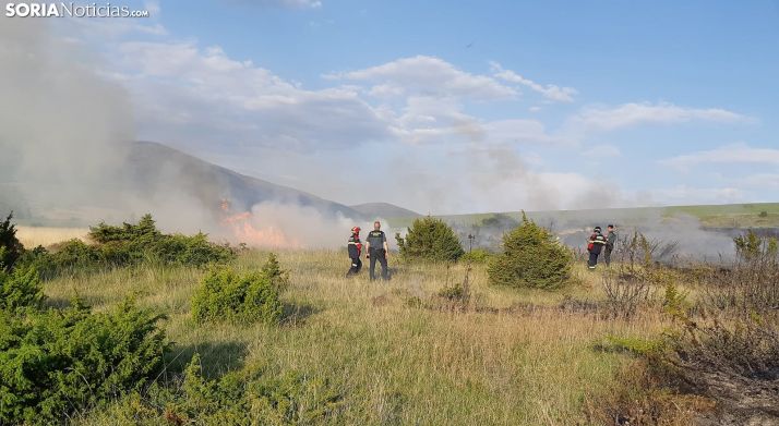 Efectivos de los bomberos y de la Guardia Civil en el incendio en Cueva. /SN