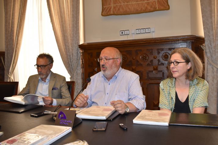 La Diputación  edita 700 ejemplares del catálogo de la exposición ‘A la gala de la buena novia’ 