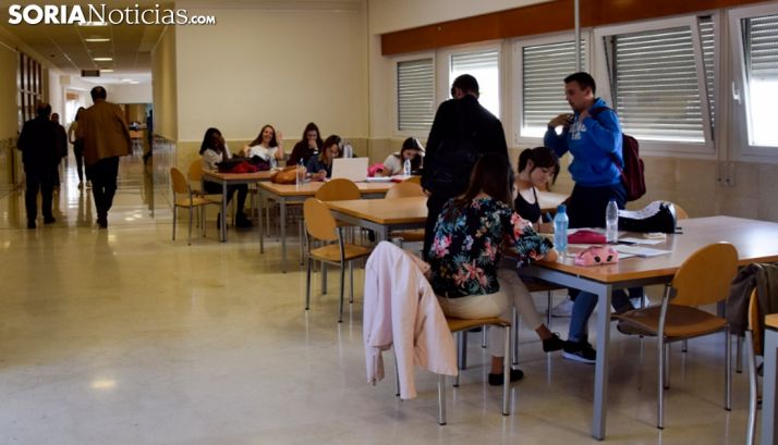 2.175 estudiantes de CyL reciben una beca para realizar sus estudios universitarios