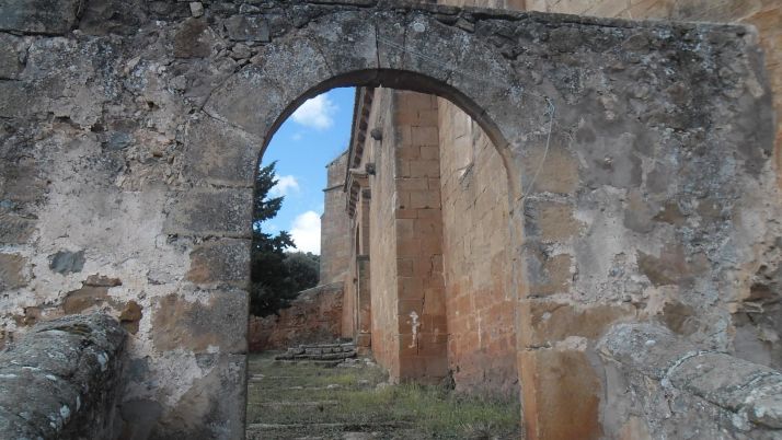 Escalinata de la iglesia de Valdegeña.