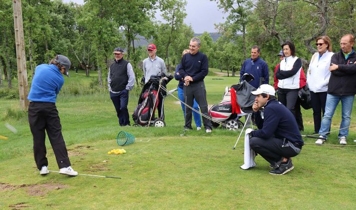 Javier Ballesteros impartía esta mañana un divertido clinic a un grupo de amateurs de los que no han podido jugar el Pro-Am, junto con el golfista soriano, Dani Berná. /ten-golf.com 