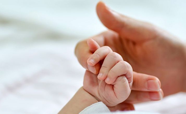 Hacienda devolverá el IRPF de la prestación por maternidad y paternidad a los solicitantes del reintegro antes de la sentencia del TS