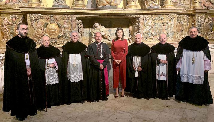 La Reina, con el obispo y miembros del Cabildo catedralicio. /DOS