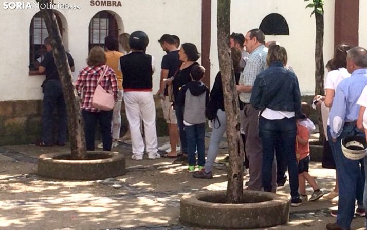 Una fila en las taquillas del coso de San Benito. /SN