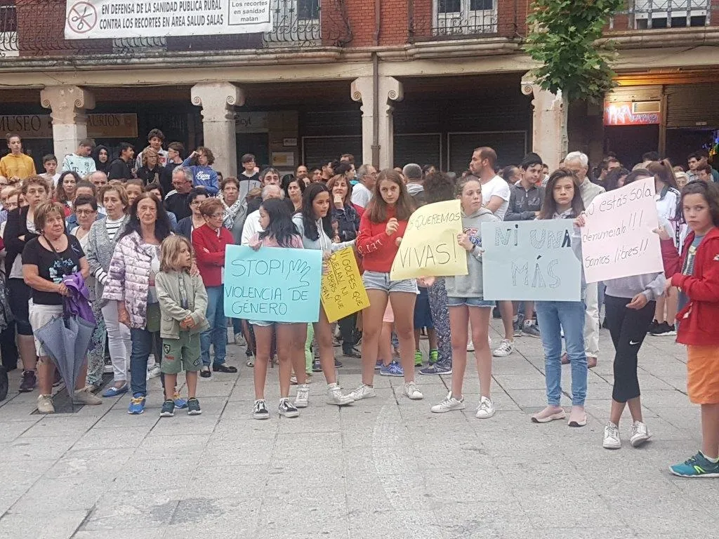 Manifestación en Salas contra el crimen machista