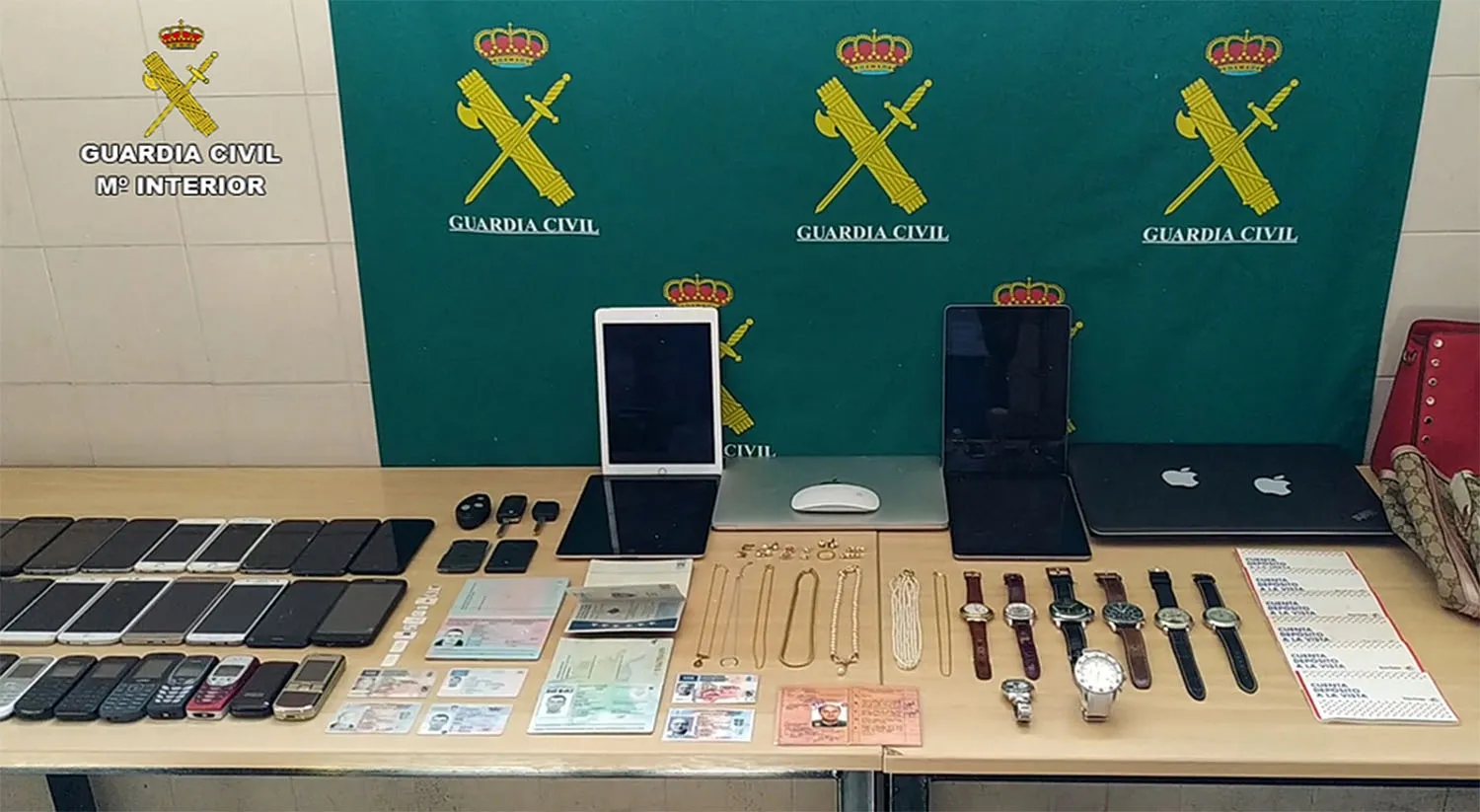 Objetos, dinero y material incautado en la operación. /GC