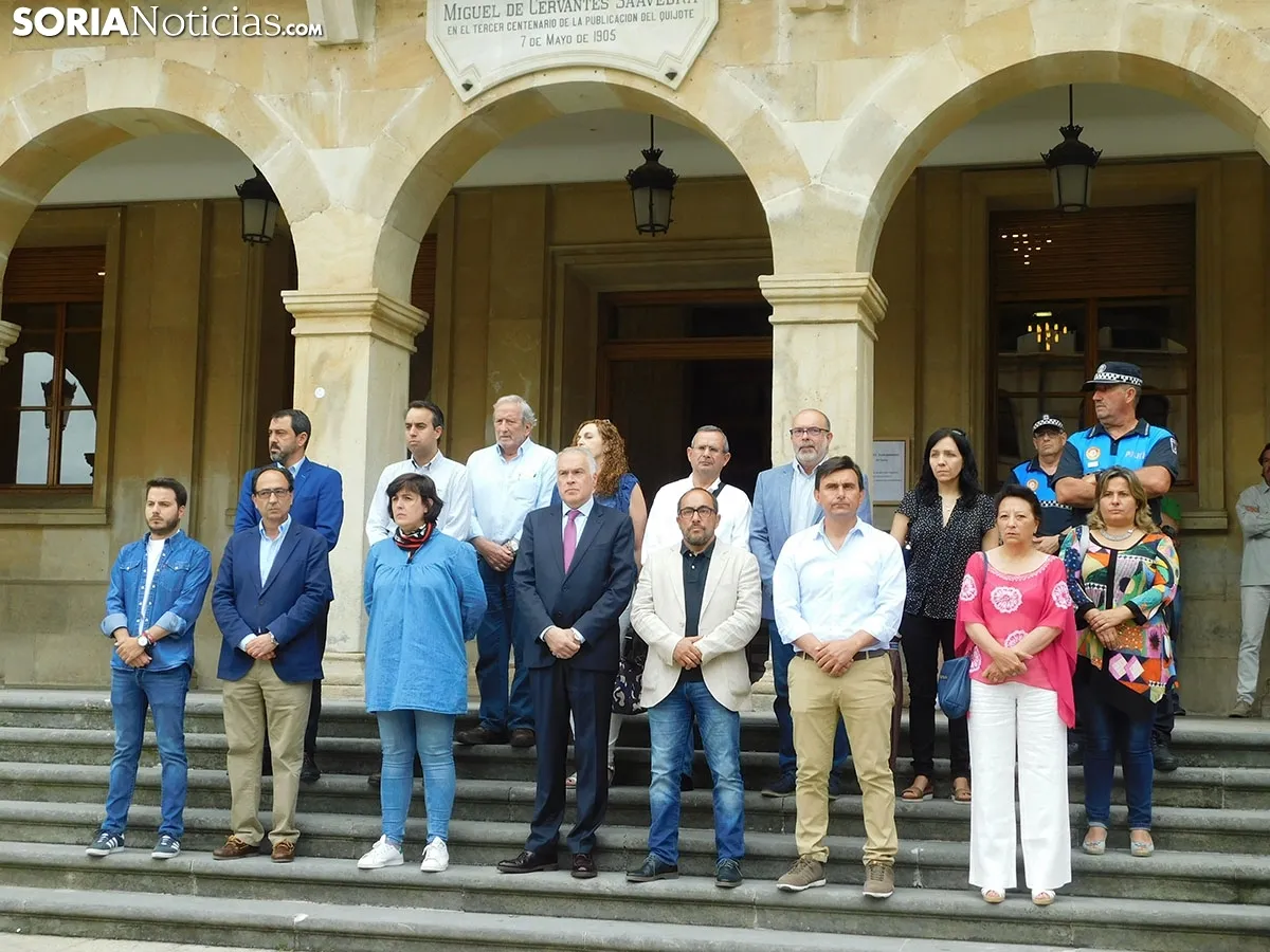 Concentración en el Ayuntamiento de Soria. 