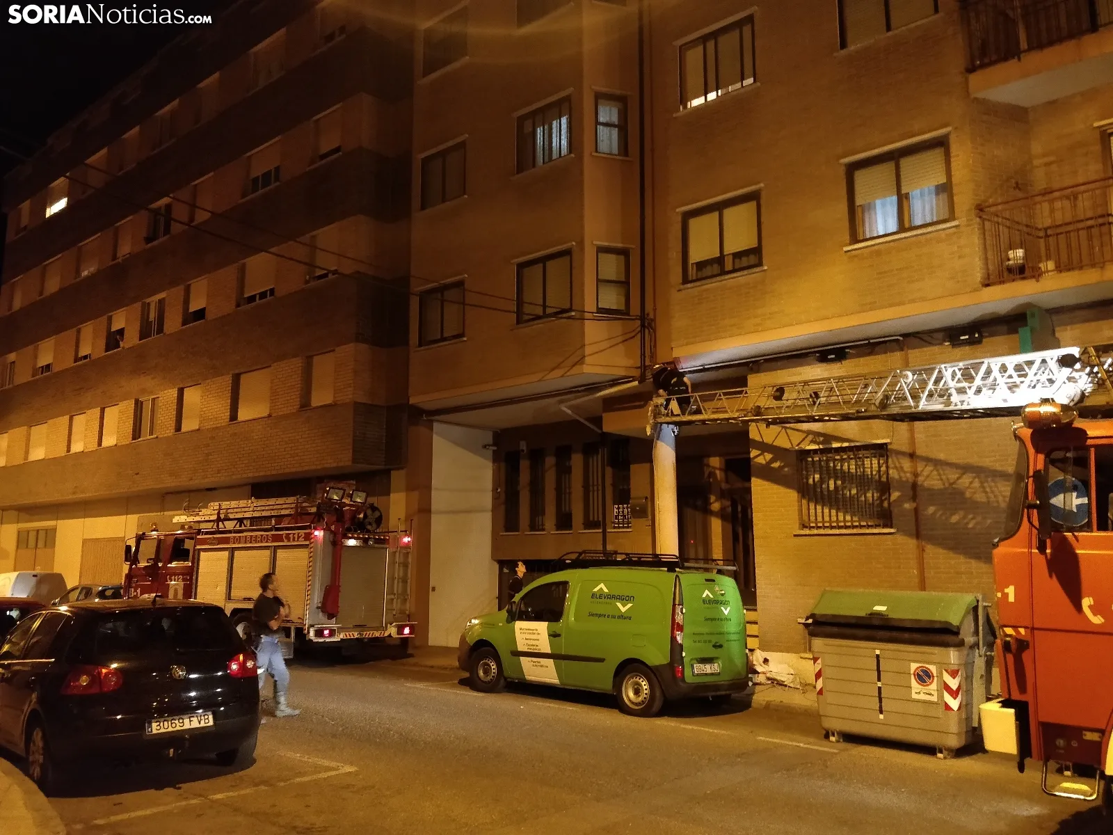 Los bomberos retiran la pancarta de la cuadrilla de Santiago. SN