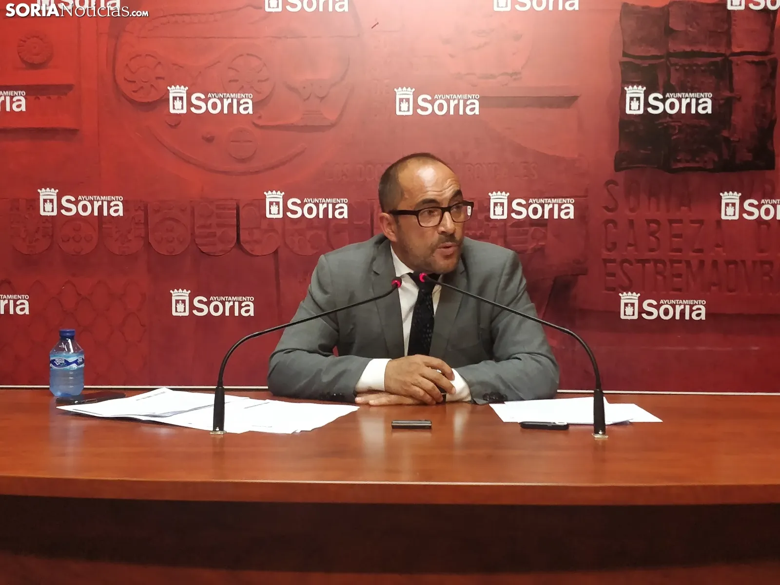 Luis Rey en rueda de prensa. 