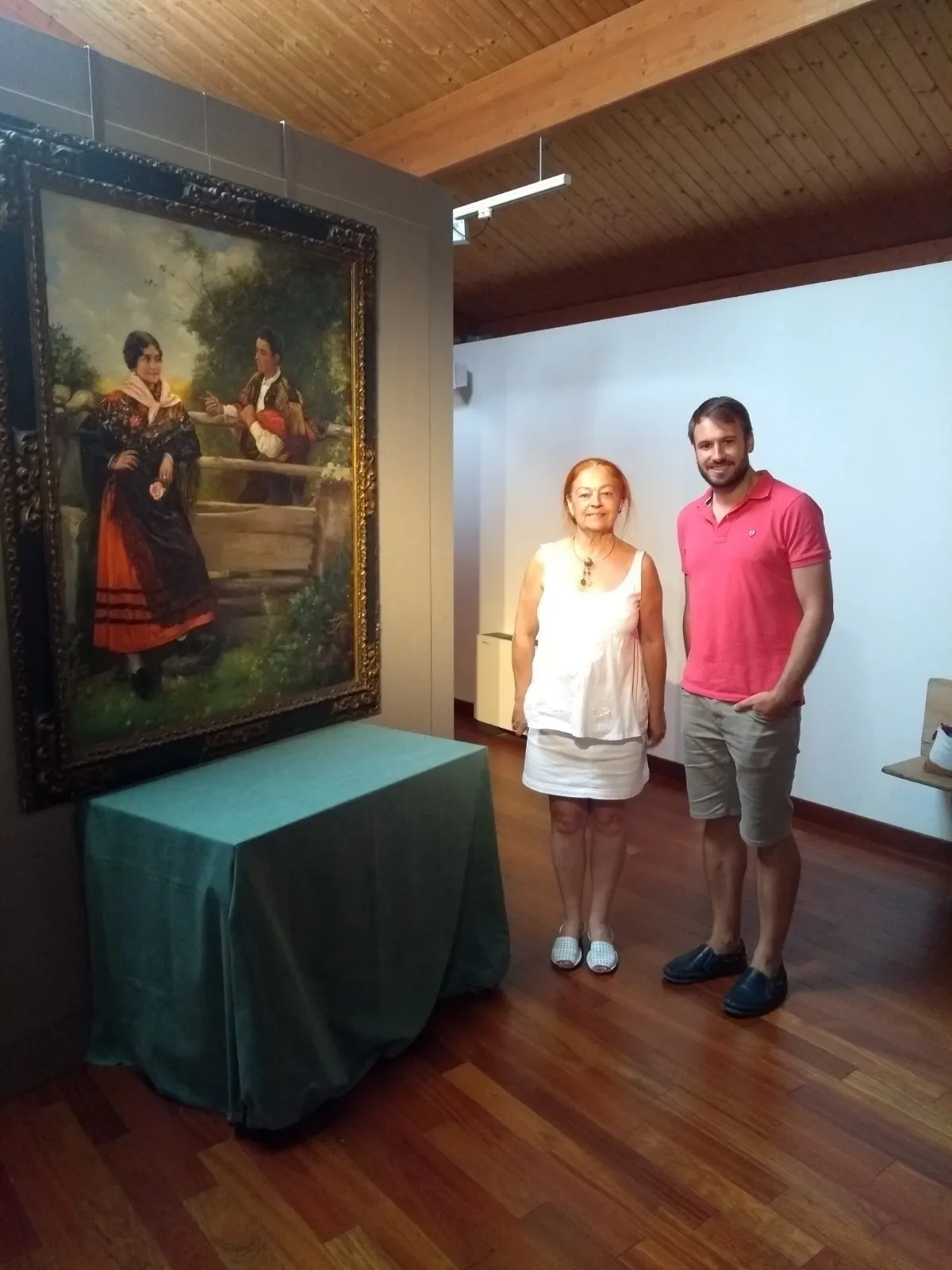 Foto 2 - La conservadora del Museo del Traje del Ministerio visita Mor&oacute;n de Almaz&aacute;n