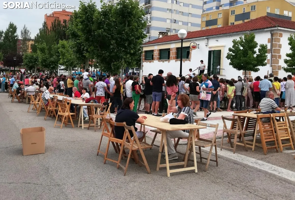 Una imagen del ambiente en la tarde de este viernes en La Barriada. /SN