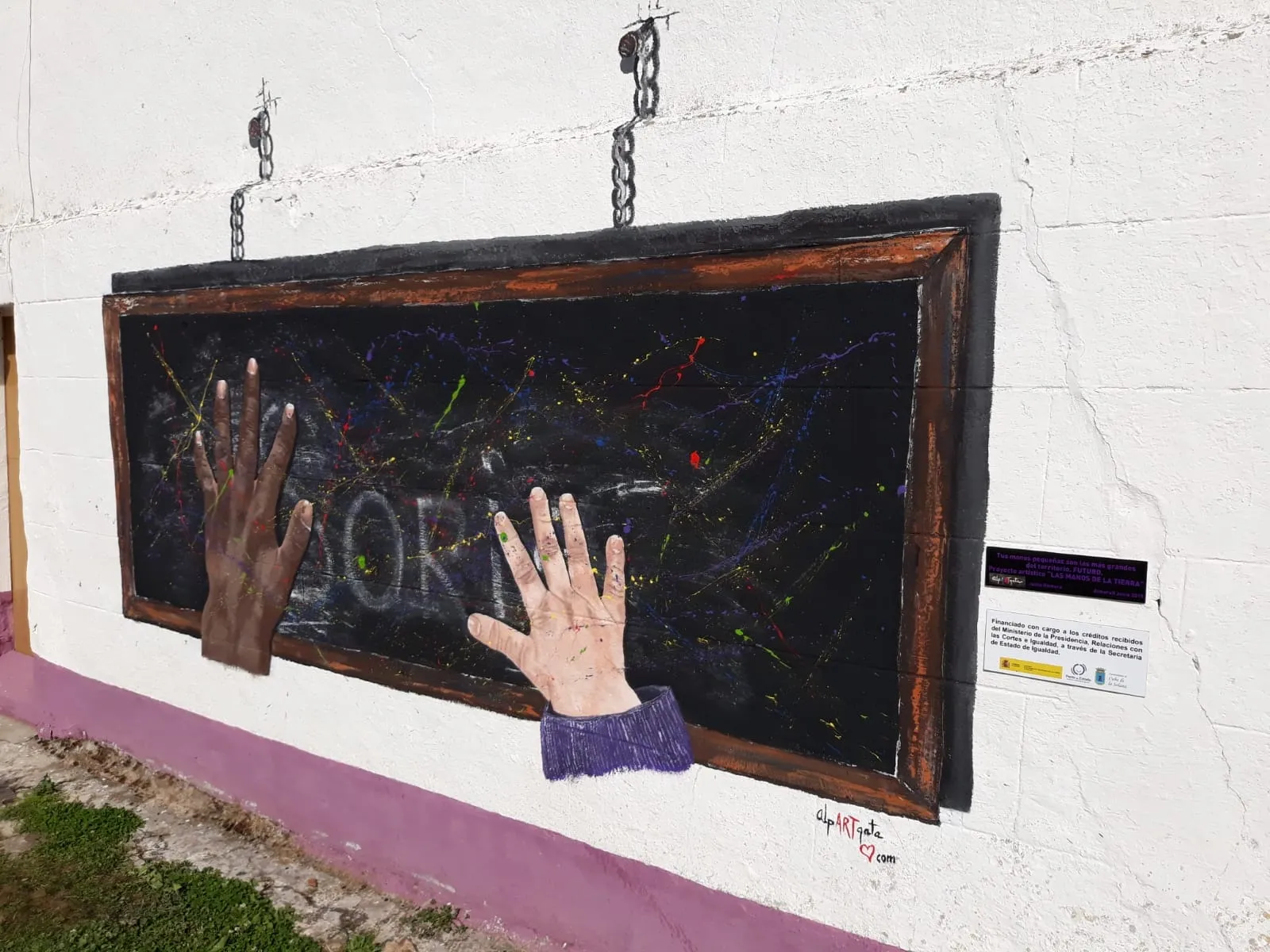 Mural 'las manos de la Tierra' en Almarail.