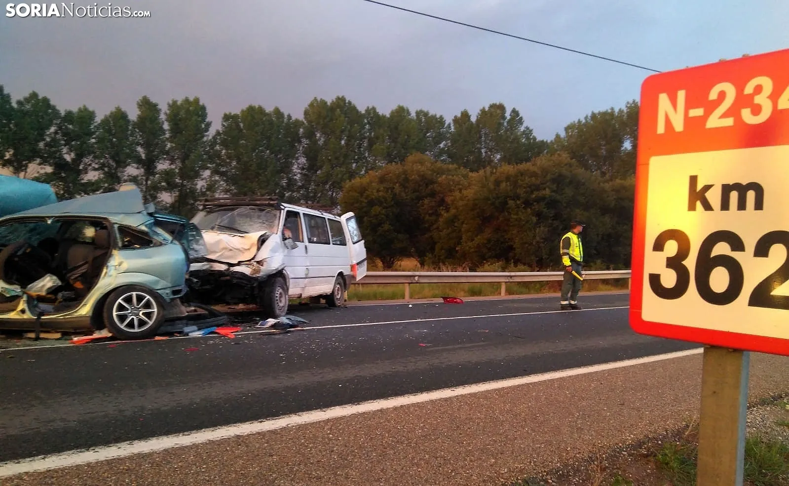 Foto 2 - AMPLIACI&Oacute;N: Colisi&oacute;n entre furgoneta y turismo en Toledillo