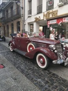 Una imagen del desfile a su paso por la calle Numancia. /SN