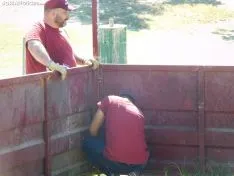 Faenas de desmontaje de chiringuitos este sábado. /SN
