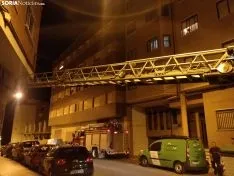 Los bomberos retiran la pancarta de la cuadrilla de Santiago. SN