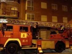 Los bomberos retiran la pancarta de la cuadrilla de Santiago. SN