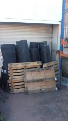 Enseres y materiales 'taponan' una puerta en el interior de una nave del polígono. /SN