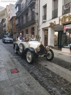 Una imagen del desfile a su paso por la calle Numancia. /SN